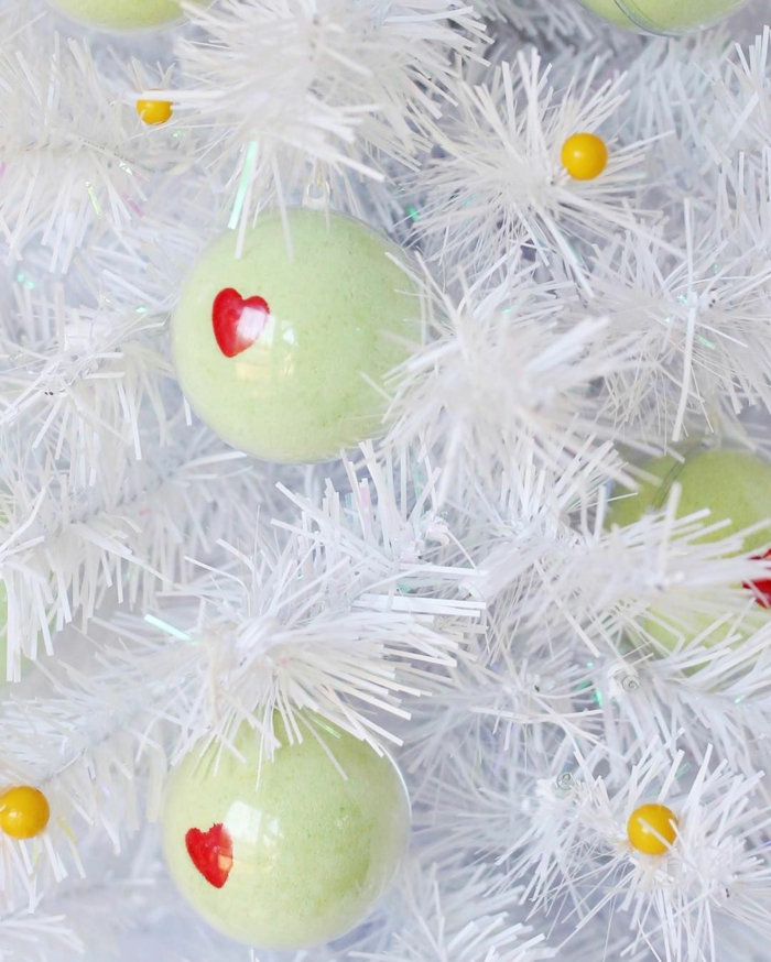 weißer weihnachtsbaum dekoriert mit grünen weihnachtskugeln moderner weihnachtsbaum ornamente