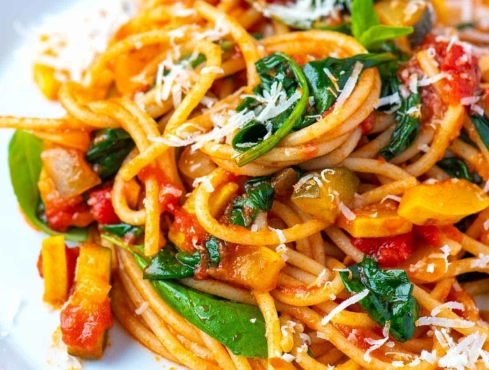 5 schnelle pasta rezepte leckeres gericht spaghetti mit baslikum parmesan cheddar und tomaten