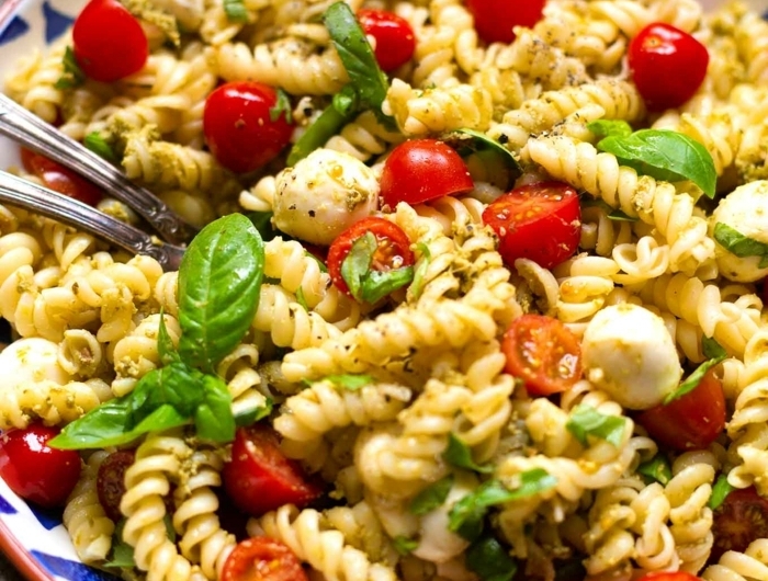 8 schnelle pasta rezepte caprese salat cherry tomaten frischer basilikum mini mozzarella