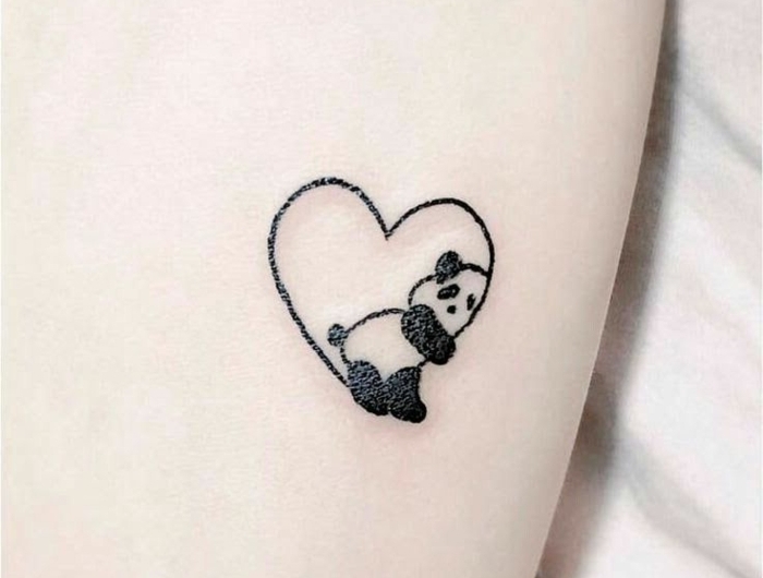 angesagte tattoos tattoo arm herz mit panda schwarz weiße tätowierungen inspiration coole tattoo ideen