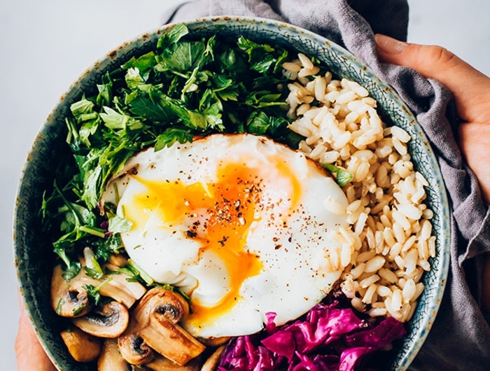 ausgewogene gesunde ernährung rezepte mit sauerkraut salat bowl mit ei reis pilzen petersilie vitamin boost essen