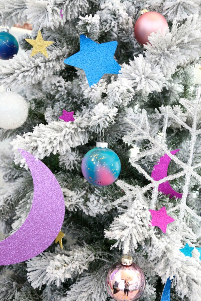 außergewöhliche weihnachtsdeko selber machen christbaumschmuck basteln weißer tannenbaum moderne weihnachtsdekoration selbstgemacht