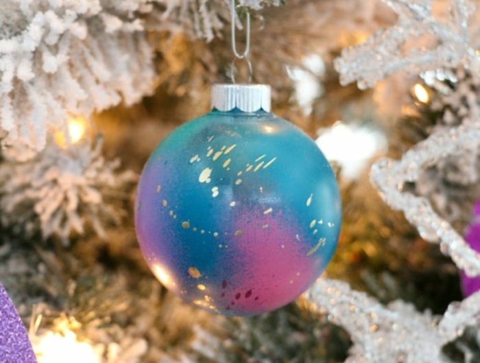 außergewöhliche weihnachtsdeko selber machen weihnachtskugel dekoriert mit sprühfarben kosmos kugel moderne tanennbaumdeko