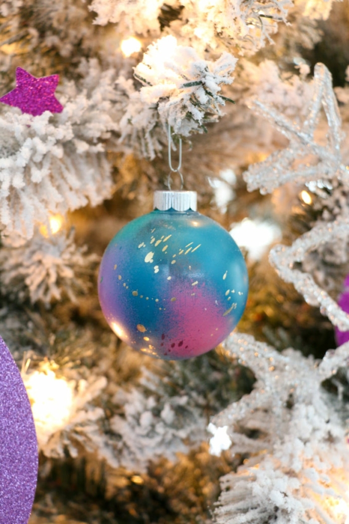 außergewöhliche weihnachtsdeko selber machen weihnachtskugel dekoriert mit sprühfarben kosmos kugel moderne tanennbaumdeko