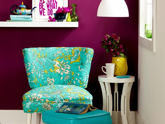 bezugsstoff für stühle wohnzimmer stuhl polsterstoffe turkisfarbig stoff gelb stuhl mit tisch lila wand