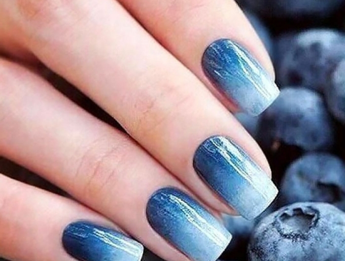 blaubeere negelform squoval ombre nails helle und dunkle blaue töne kreatives nageldesign