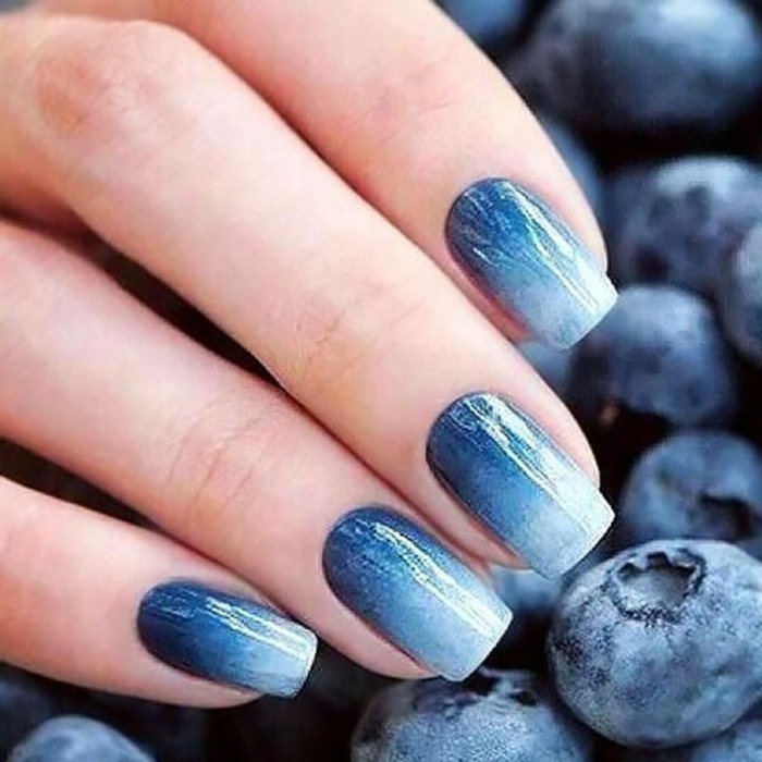 blaubeere negelform squoval ombre nails helle und dunkle blaue töne kreatives nageldesign