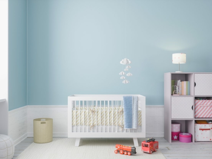 blaue wand ein babybett im babyzimmer