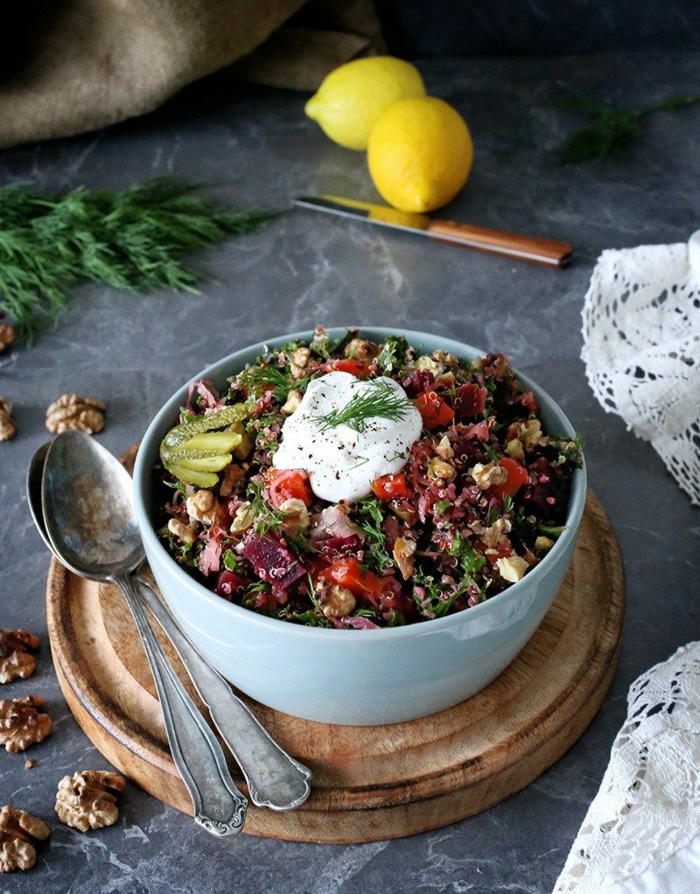 bowl mit quinoa möhren gurken tomaten sauerkraut zubereiten rezept ideen gesunde ernährung jeden tag zwei zitronen holzplatte