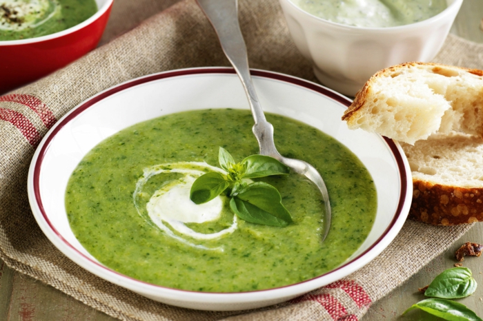 brot und ein löffel petersilienwurzelsuppe rezept frische petersile eine grüne suppe mit sahne