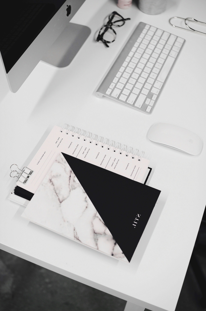 büro einrichten ideen weißer schreibtisch mac computer notizbuch schwarz weiß minimalistische einrichtung