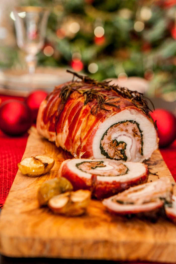 chefkoch weihnachtsessen rezepte schweinfleisch rollade in prosciutto gerollt scheiben holzbrett