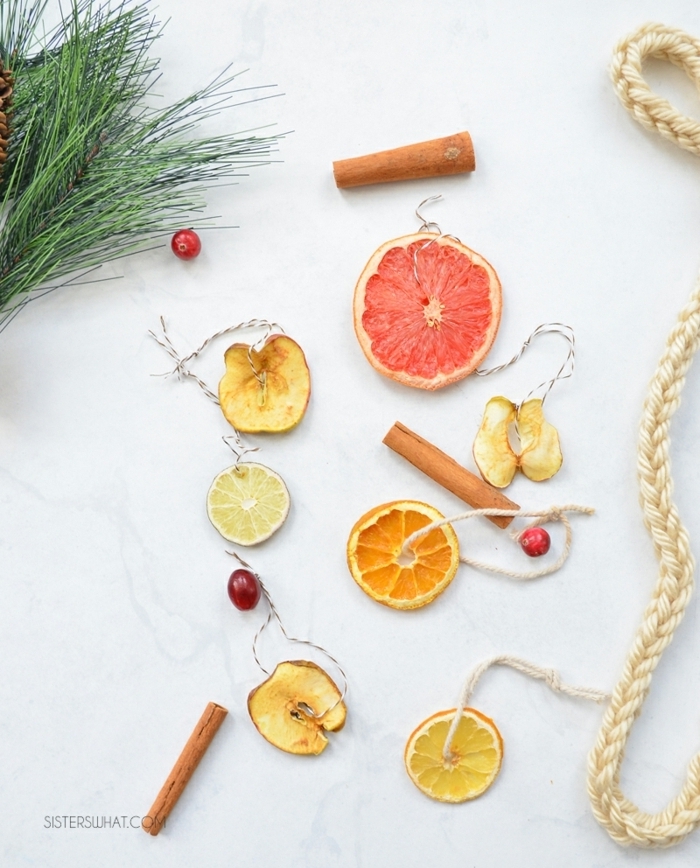 deko ideen weihnachten girlande aus zitronenfrüchten orangenschieben grapefruitscheiben zitronenscheiben und zimtstangen