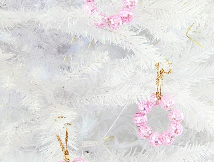 deko ideen weihnachten rosa diskobällchen diy bastelideen weihnachtsdeko in weiß und rosa chritstbaum schmücken