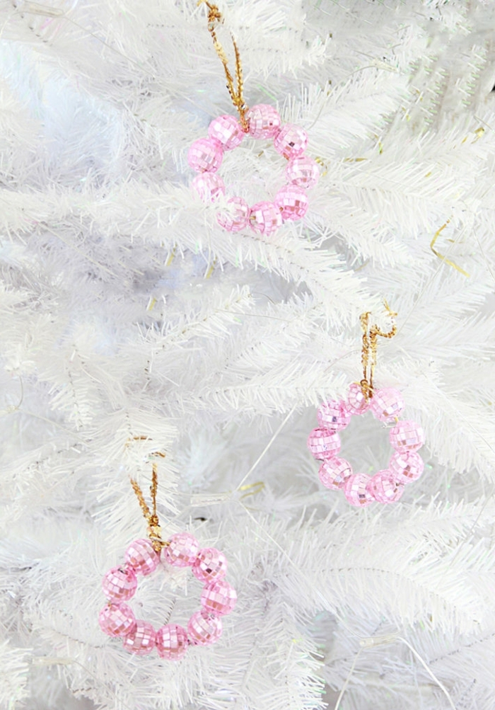 deko ideen weihnachten rosa diskobällchen diy bastelideen weihnachtsdeko in weiß und rosa chritstbaum schmücken