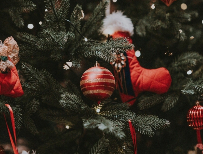dekoration weihnachtsbaum rote weihnachtskugeln kleine nikolausstiefel lichterketten süße weihnachtsbilder hintergrund handy