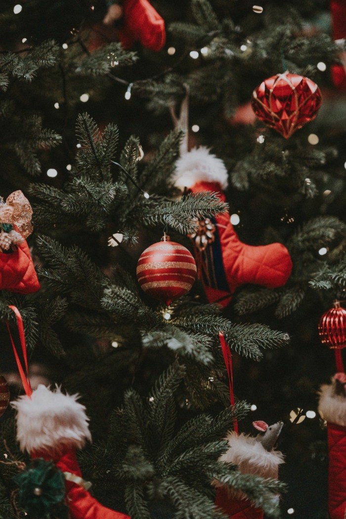dekoration weihnachtsbaum rote weihnachtskugeln kleine nikolausstiefel lichterketten süße weihnachtsbilder hintergrund handy
