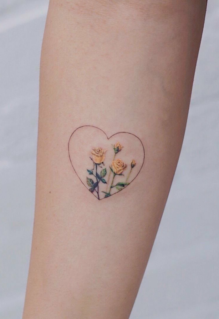 dezentes design tätowierung tattoos mit bedeutung herz mit gelben rosen handgelenk inspiration