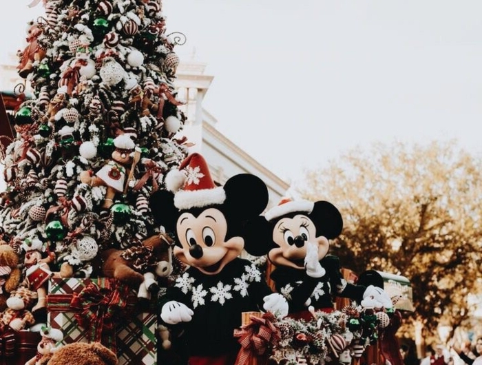 disneyland minnie mouse mickey mouse großer tannenbaum dekoriert süße weihnachtsbilder hintergrund handy