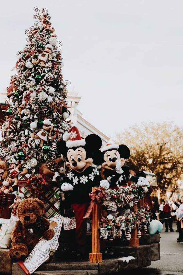 disneyland minnie mouse mickey mouse großer tannenbaum dekoriert süße weihnachtsbilder hintergrund handy