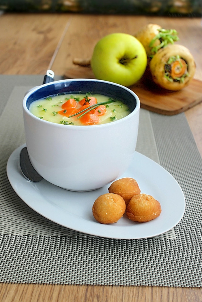 ein brett aus holz grüne üpfel meerrettich rezept für eine meerrettich suppe eine schüssel mit suppe mit äpfeln