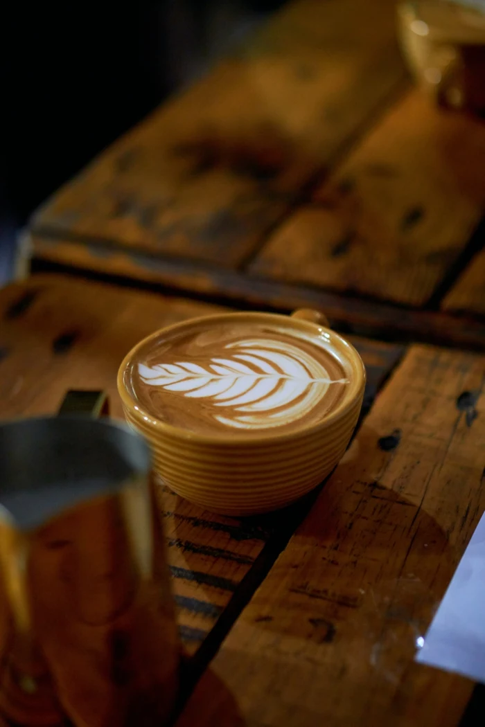 eine tasse kaffee mit sahne kaffeekapseln