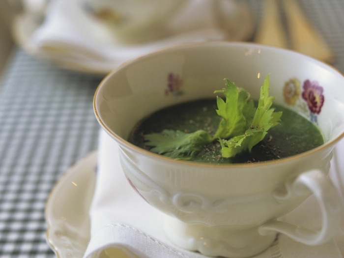 eine weiße tasse mit grüner suppe mit petersilie und kartoffeln immunsystem stärken