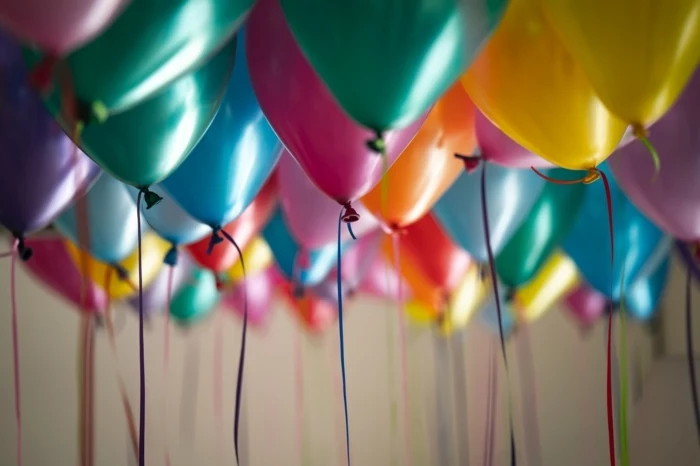 einladungskarten auswählen tipps karten zur party einladungen partyeinladungen farbenfrohe luftballons