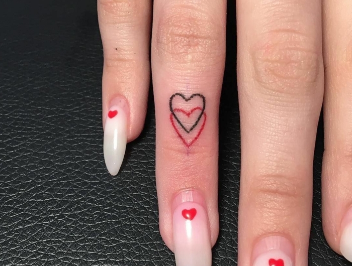 elegante maniküre coole kleine tattoos für frauen zwei kleine herzen am ringfinger schwarz und rot