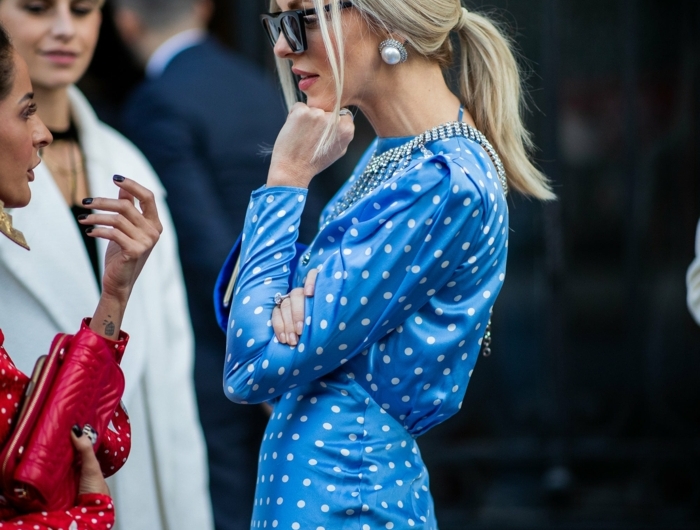 elegantes outfit street style inspo langes blaues kleid frisuren 2020 damen mittellang schwarze sonnenbrillen große weiße ohrringe
