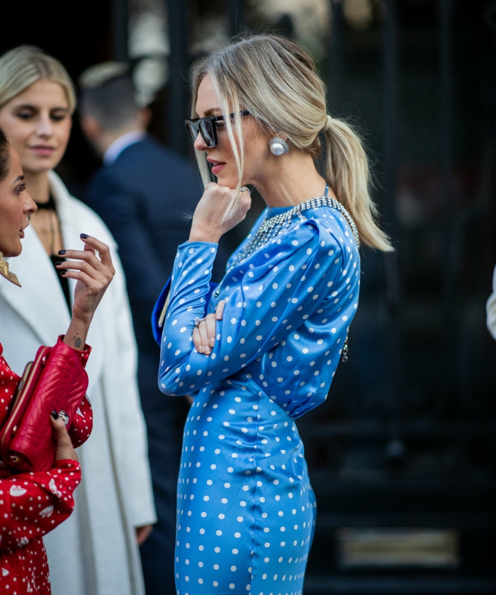 elegantes outfit street style inspo langes blaues kleid frisuren 2020 damen mittellang schwarze sonnenbrillen große weiße ohrringe