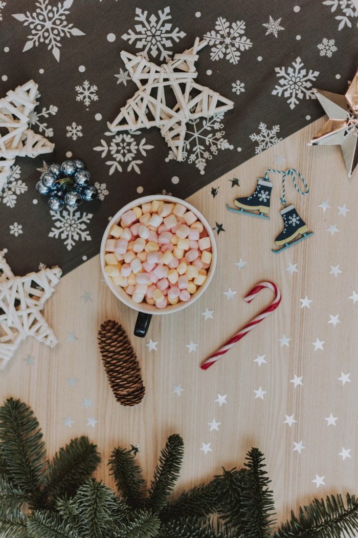 festliche dekoration heiße schokolade mit marshamallows deko schneeflockn zuckerstange und tannenzapfen die schönsten hintergrundbilder weihnachten