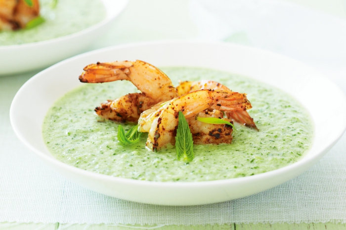frische petersilien blättern eine grüne suppe mit garnelen gesunde rezepte