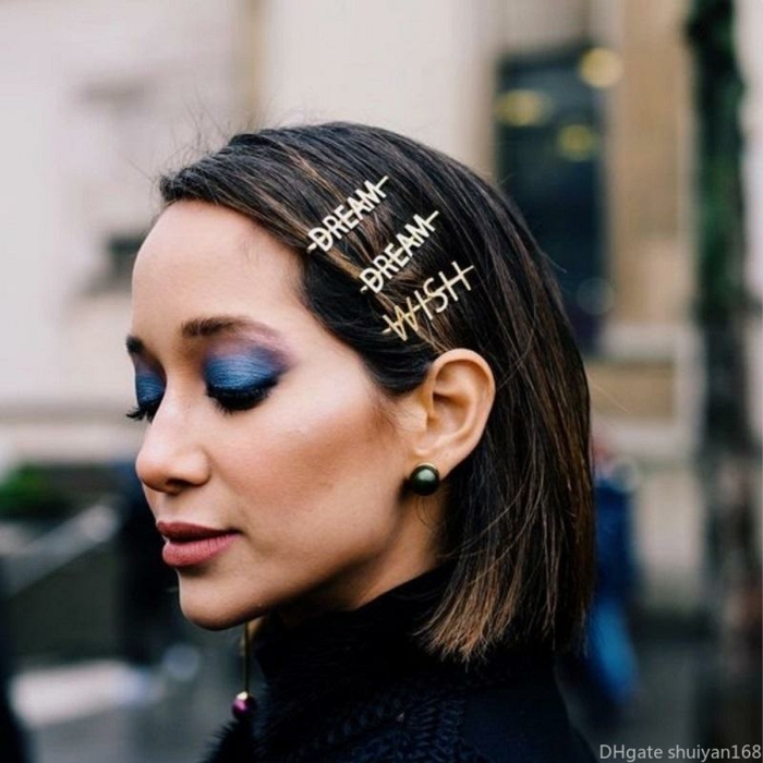geschmincktes gesicht blauer lindschatten frisuren kurz dunkelbraune haare accessoires haarspangen mit wörtern
