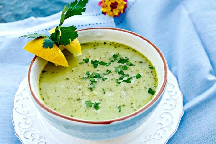 geschnittene zitrone frische petersilien blätter eine grüne suppe mit petersilienwürzeln und kartoffeln