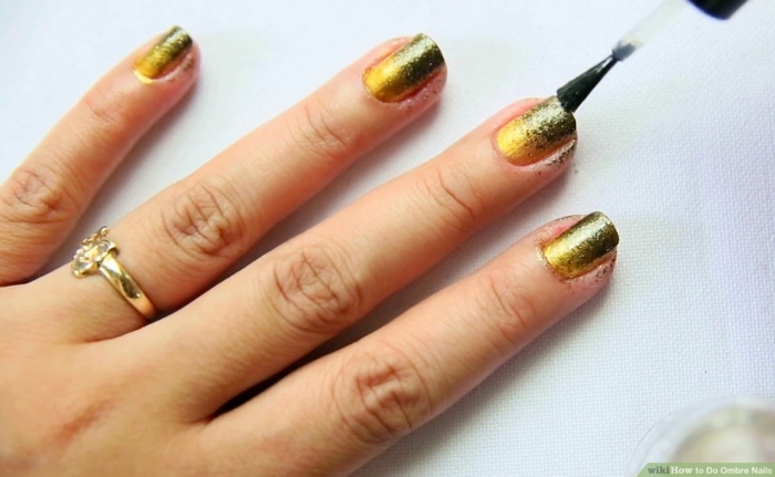 glitter ombre nails gelber und dunkel grüner nagellack ausgefallene maniküre inspiration goldener ring am ringfinger