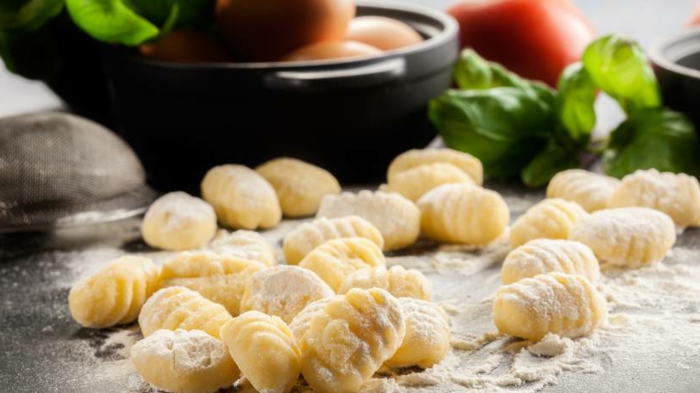 gnocchi teig gnocchi kochen originel italienisches rezept kartoffel gnocchi schneiden und rollen kleine stücke