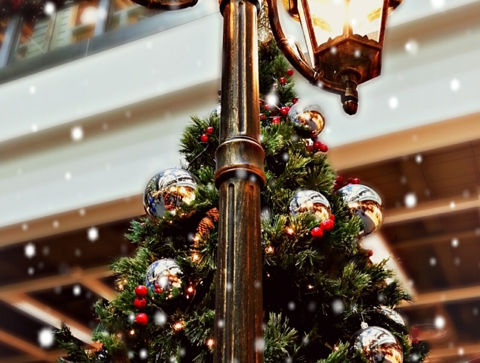große straßenlampe festlich dekorierter weihnachtsbaum festliche stimmung hübsche hintergrundbilder handy weihnachtsbilder