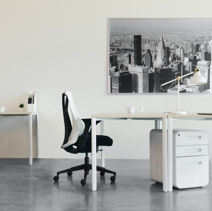 großes wandfoto new york büro einrichten modern minimalistisch schwarzer stuhl 
