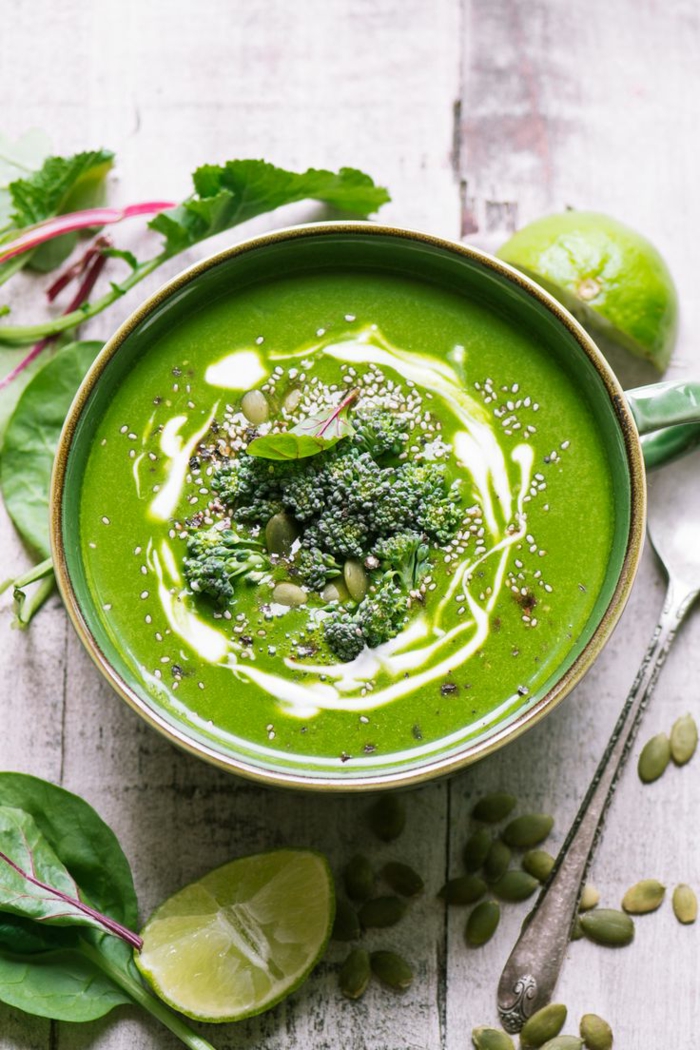 grüne zitronen und eine schüssel mit grüner suppe eine suppe mit sahne und brokkoli