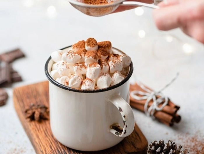 heiße schokolade mit marshmallows und zimt festliche dekoration tannenzapfen zimptstangen weihnachtsbilder kostenlos als hintergrund handy
