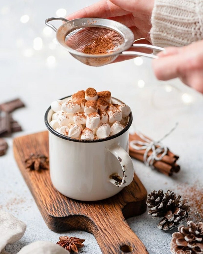 heiße schokolade mit marshmallows und zimt festliche dekoration tannenzapfen zimptstangen weihnachtsbilder kostenlos als hintergrund handy