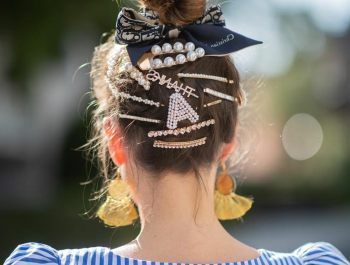 hochsteclfrisur mit vielen accessoires haarschnitt 2020 frauen lang blaue bluse weiße streifen gelbe ohrringe haarfrisuren trends