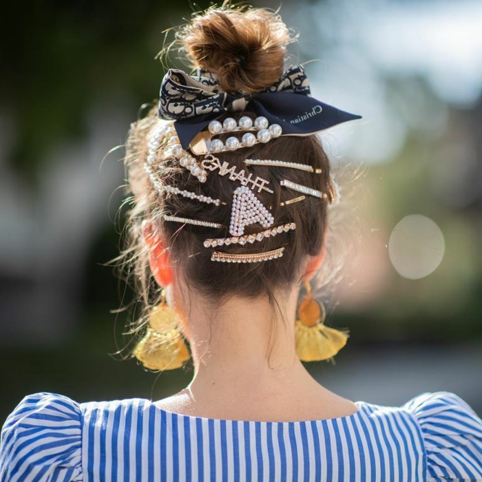 hochsteclfrisur mit vielen accessoires haarschnitt 2020 frauen lang blaue bluse weiße streifen gelbe ohrringe haarfrisuren trends