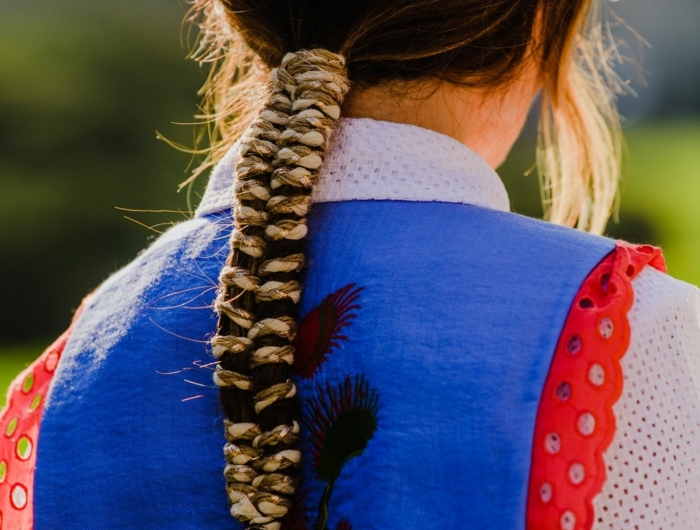ideen und inspiration haarfrisuren braune haare langer pferdeschwanz mit accessoires street style inspo frisuren für damen 2020