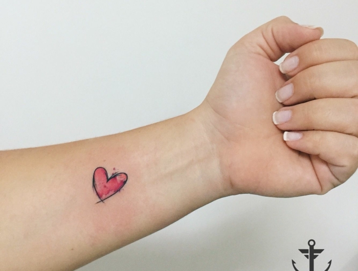 inspiration für tattoos kleines rotes herz tattoo handgelenk frau tätowireung ideen französische maniküre