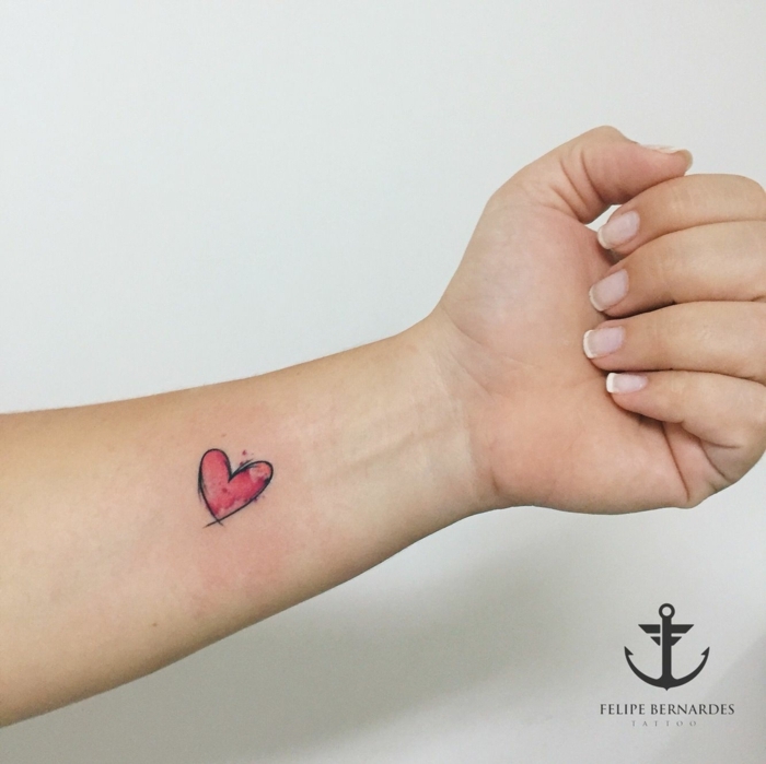 inspiration für tattoos kleines rotes herz tattoo handgelenk frau tätowireung ideen französische maniküre