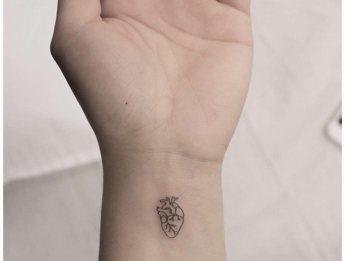 kleines tattoo mit bedeutung handgelenk anatomischer herz tattoo ideen inspiration bedeutungsvolle tätowierungen