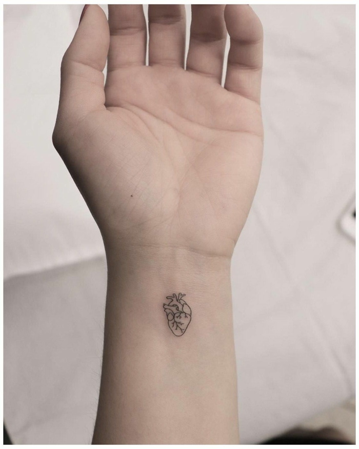 kleines tattoo mit bedeutung handgelenk anatomischer herz tattoo ideen inspiration bedeutungsvolle tätowierungen