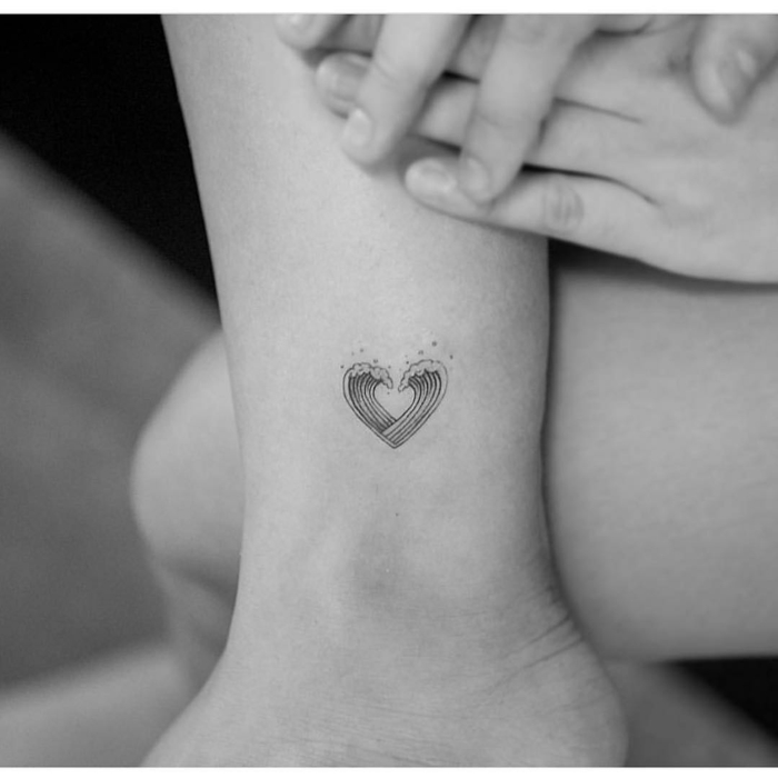 kreative tattoo ideen fußgelenk kleines herz mit wellen originelles design tätowierungen schwarz weißes foto